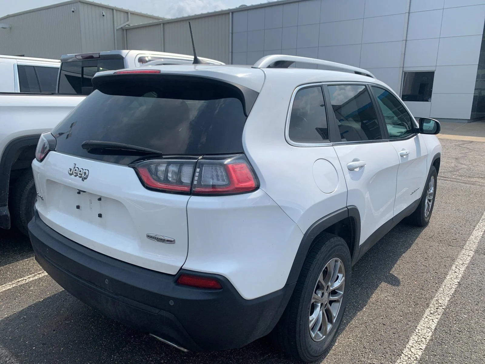 Used 2021 White Jeep Latitude Lux 4x4 image 3