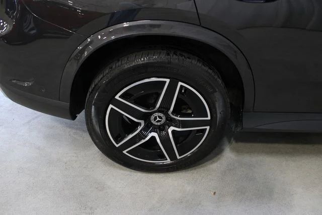 Used 2023  Mercedes-Benz GLC 300 image 36