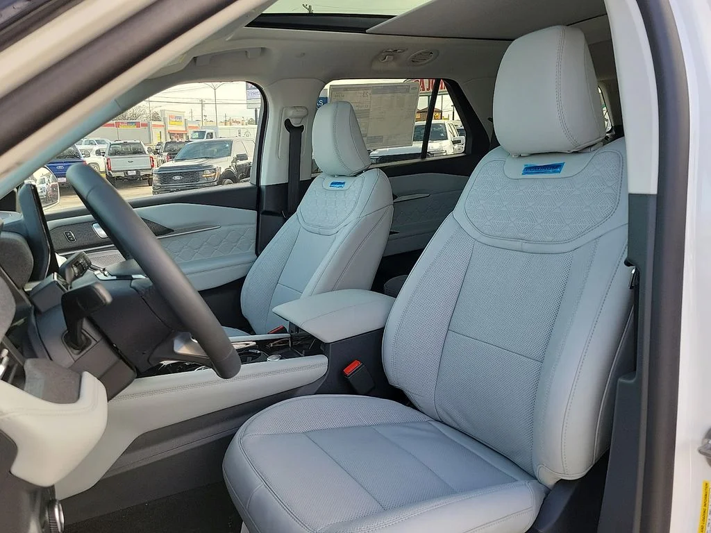 New 2026 Star White Metallic Tri-Coat Ford Platinum™ image 12