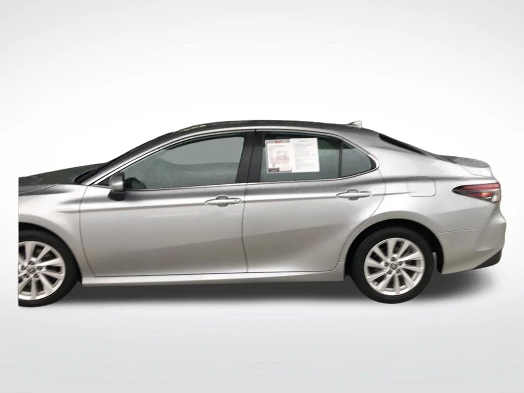 Used 2022 Silver Toyota LE image 18
