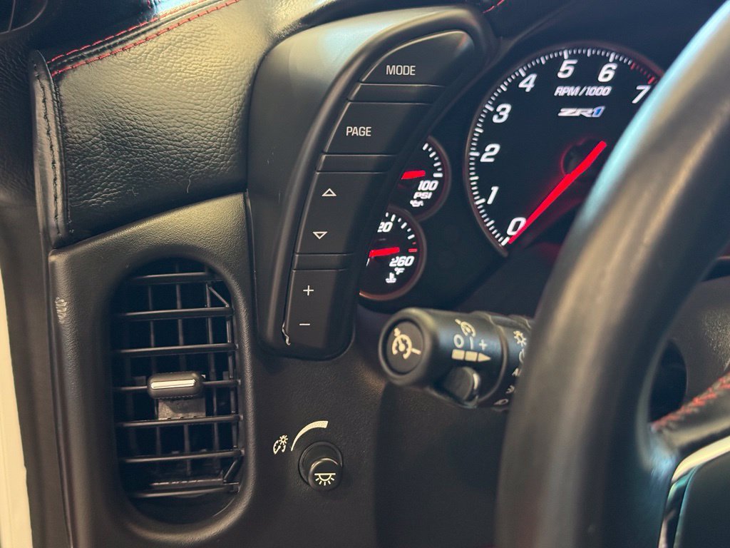 Used 2010 ARCTIC WHITE Chevrolet ZR1 w/1ZR image 22