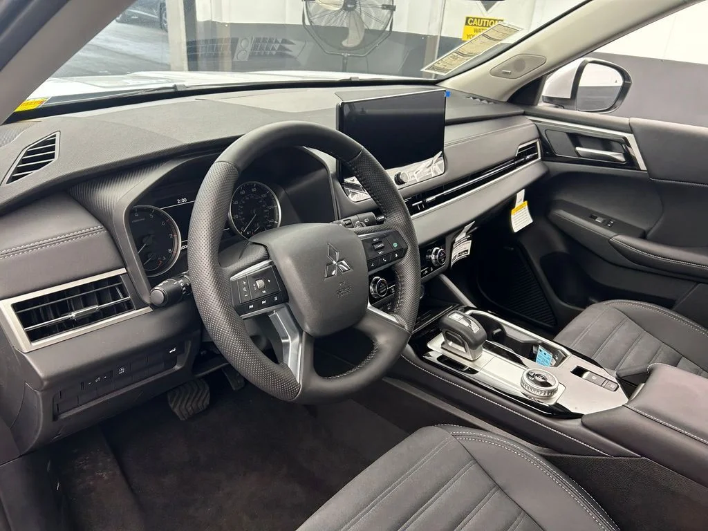 New 2026 Diamond White Mitsubishi SE image 10