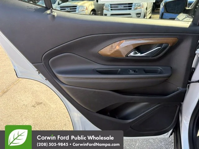 Used 2021 Summit White GMC  image 29