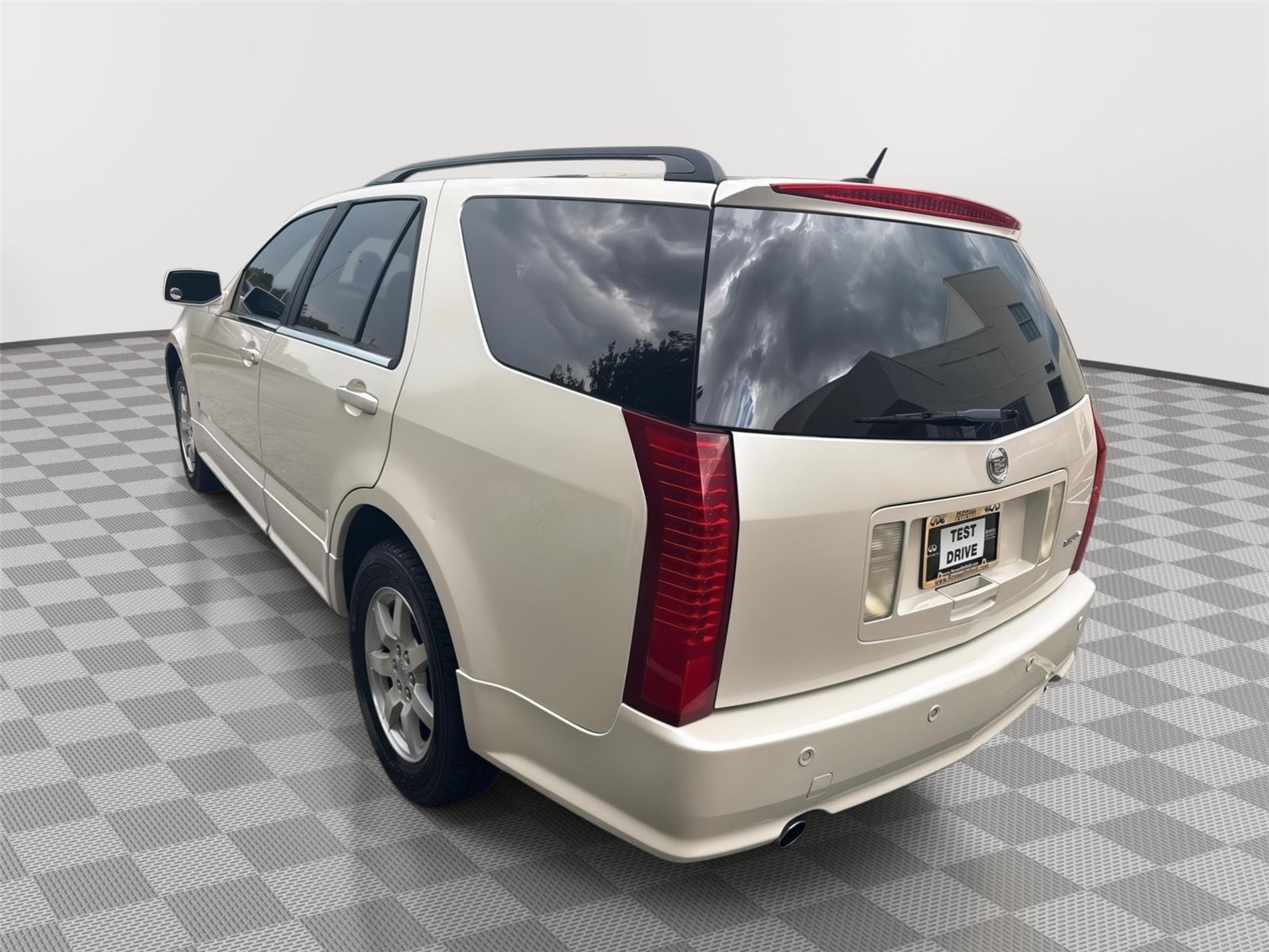 Used 2009 White Diamond Tricoat Cadillac AWD image 8