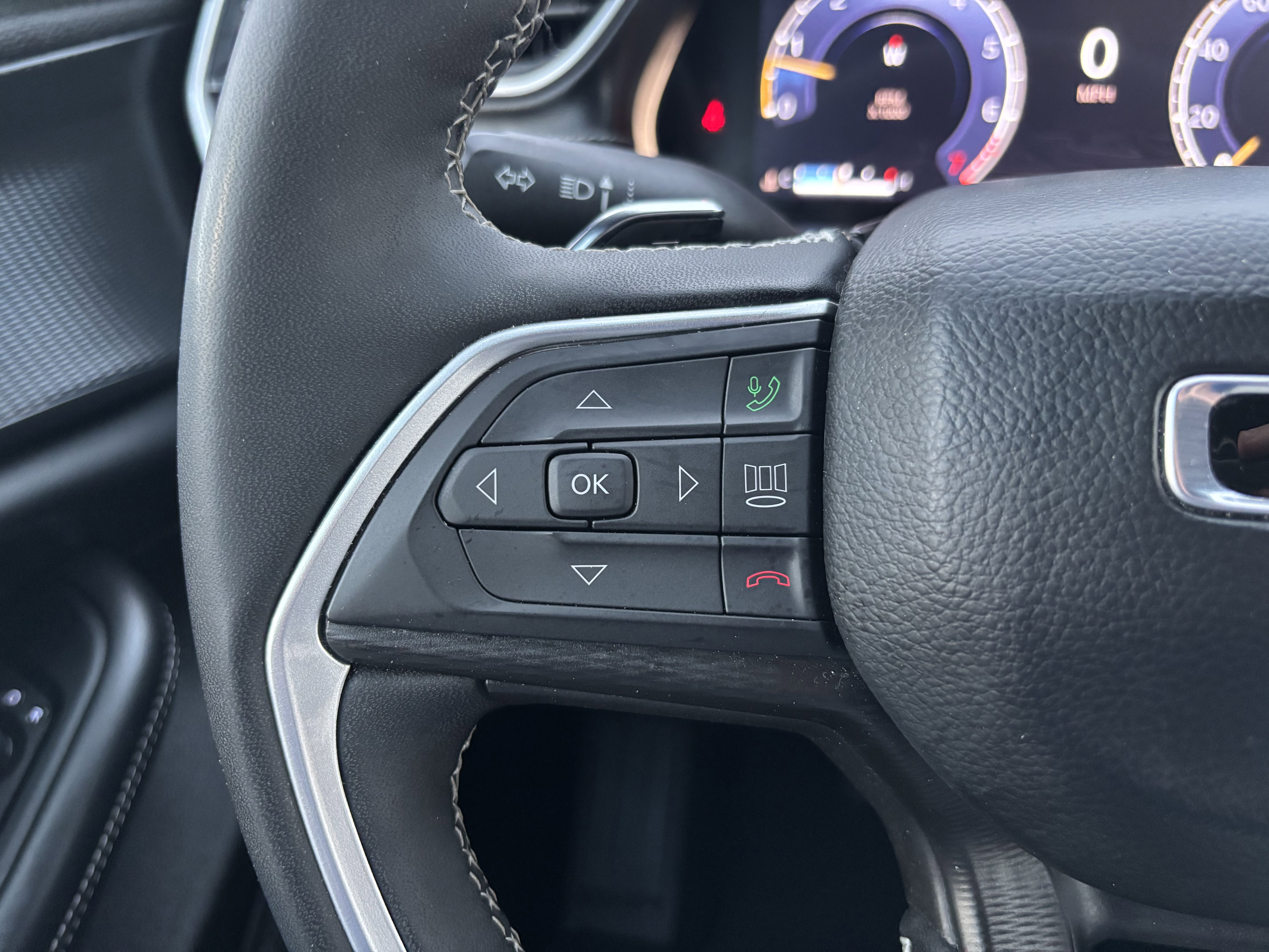 Used 2025 Silver Zynith Jeep Altitude image 18