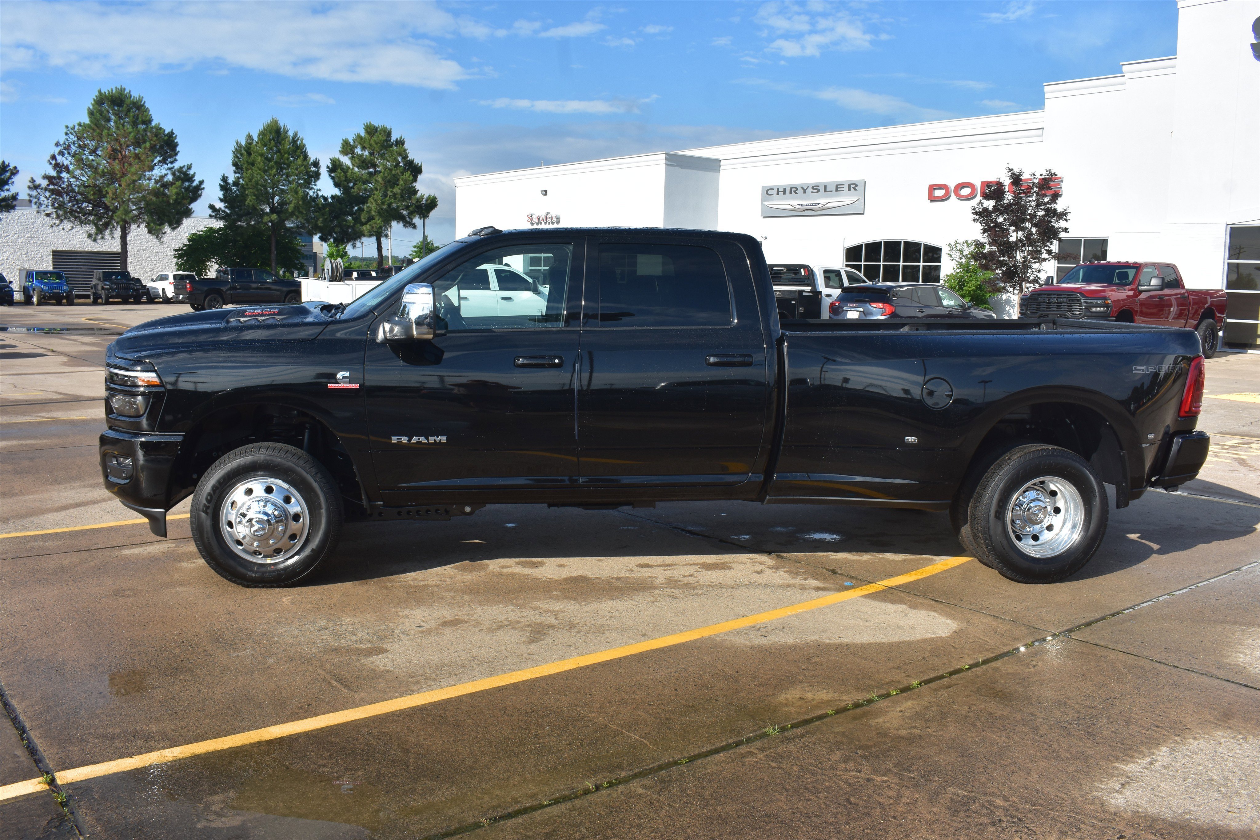 New 2026 Diamond Black Crystal Pearl-Coat Exterior Paint RAM Laramie image 10