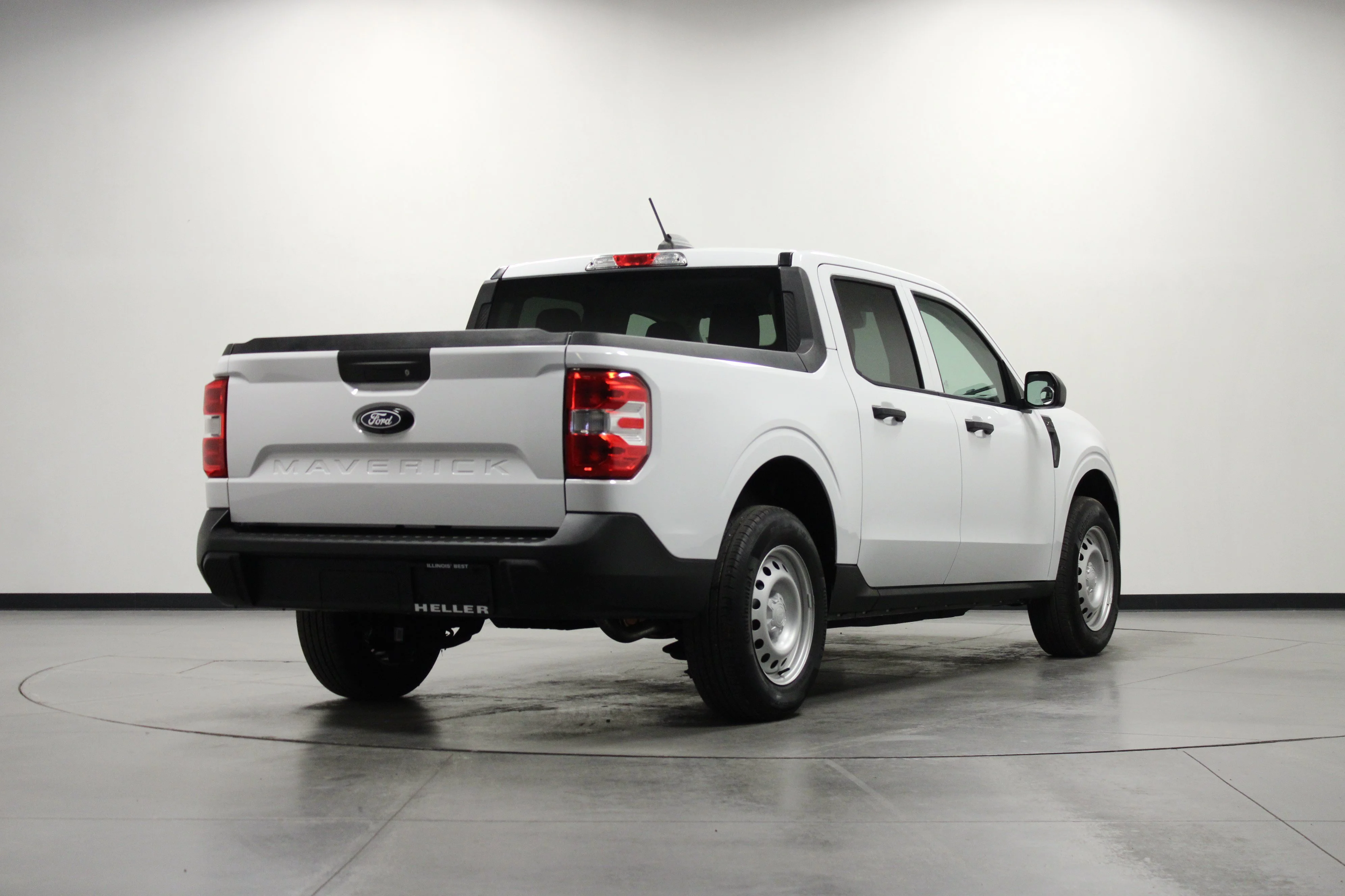 Used 2025 Oxford White Ford XL image 4