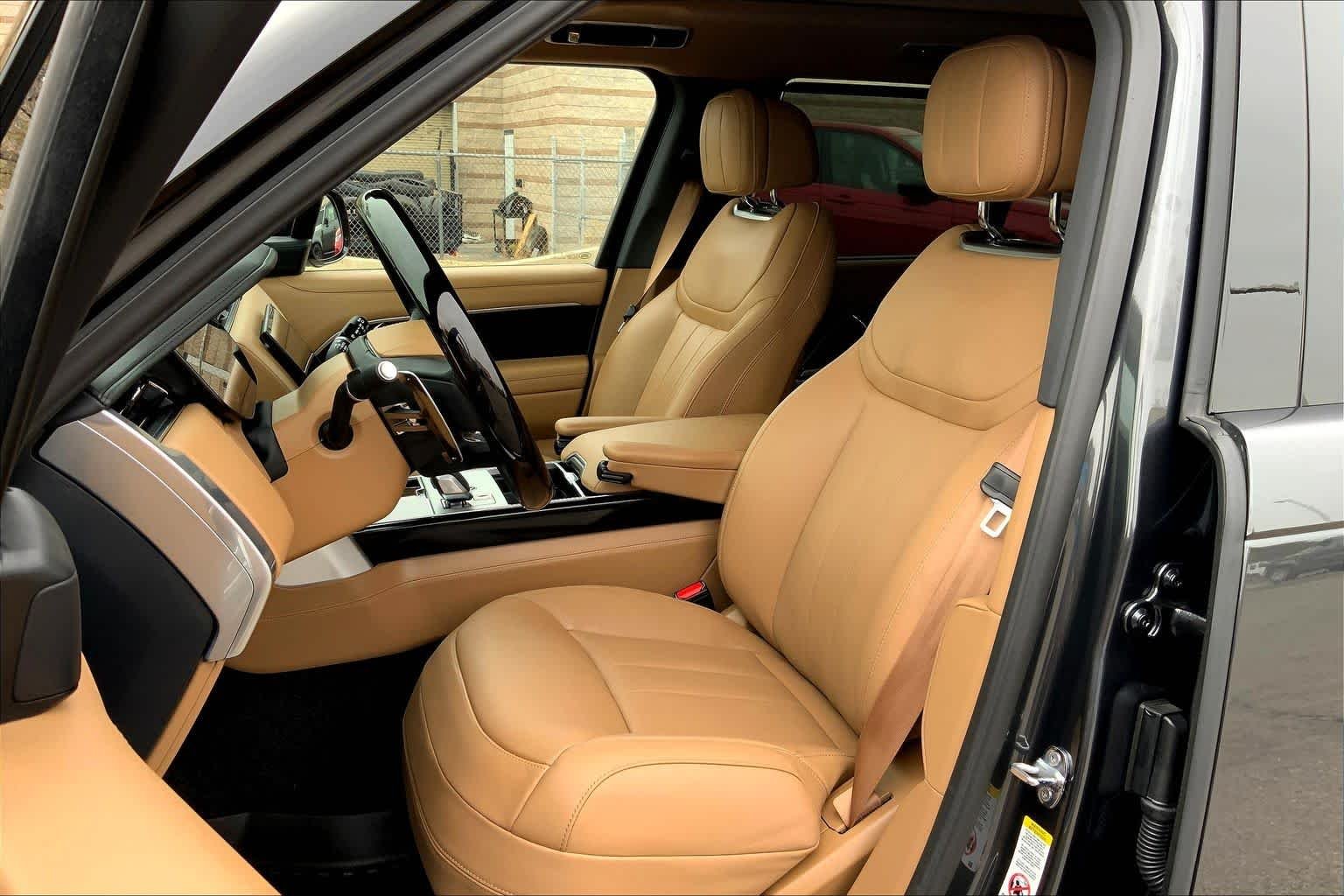 New 2025 Carpathian Grey Land Rover SE image 9