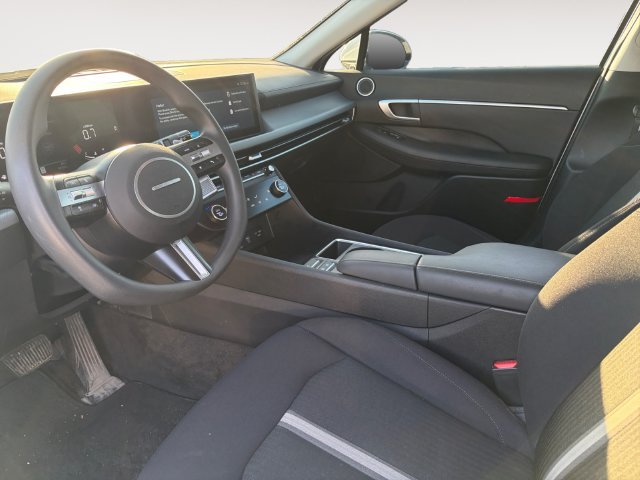 Used 2025 White Hyundai SEL image 11