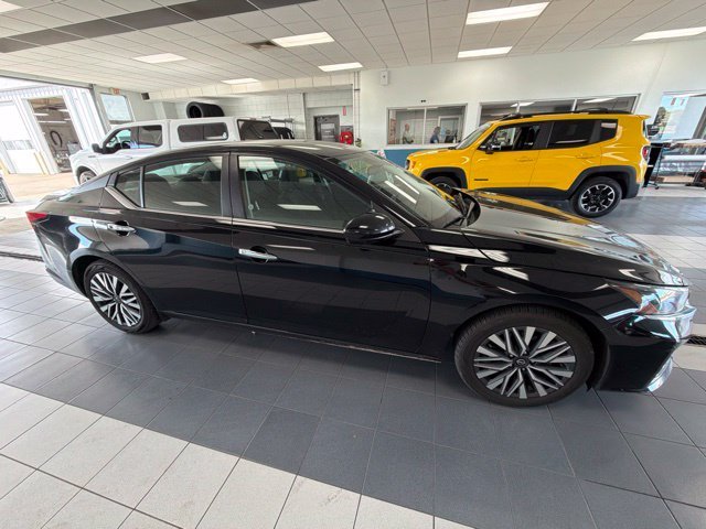 Used 2024 Super Black Clearcoat Nissan 2.5 SV image 5
