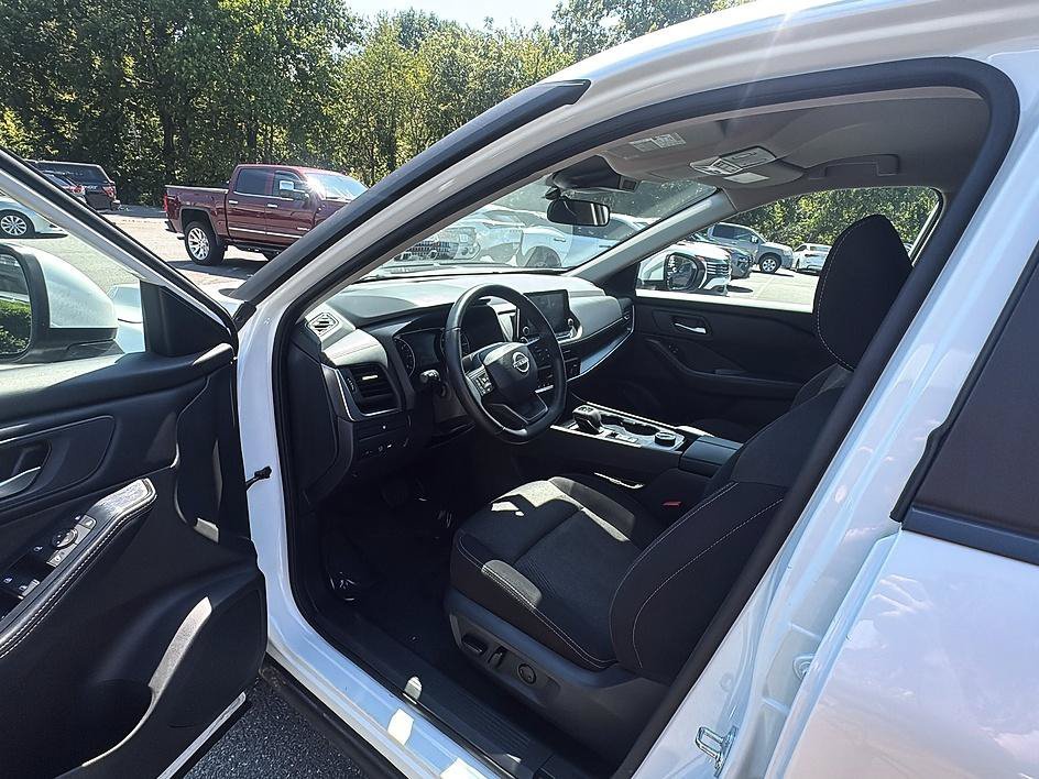 Used 2025 Everest White Pearl Nissan SV image 18