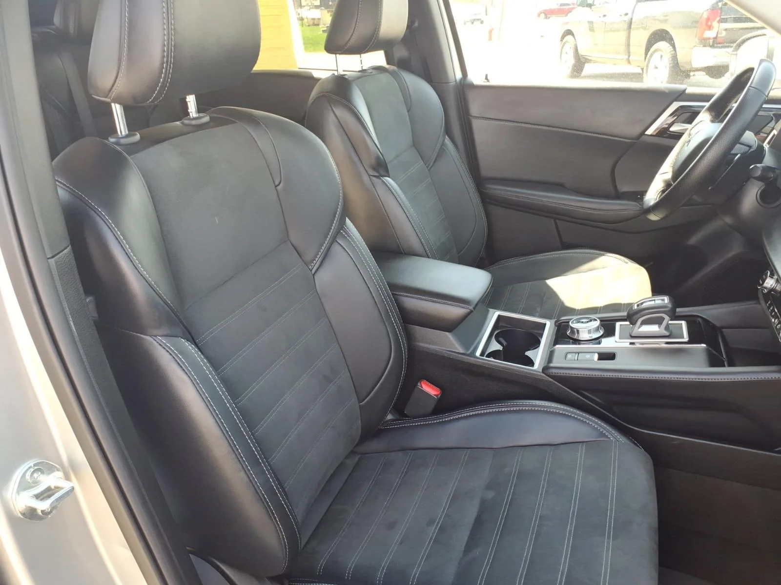 Used 2024 Silver Alloy Mitsubishi SE image 16