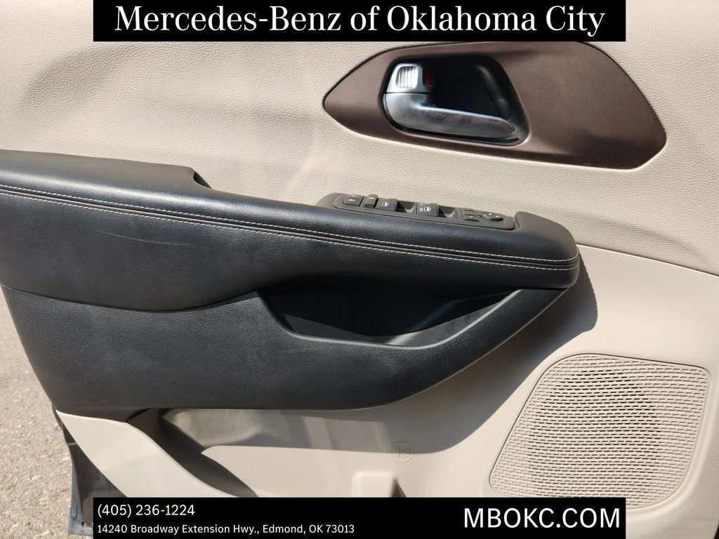 Used 2022 Brilliant Black Crystal Pearlcoat Chrysler LX image 18