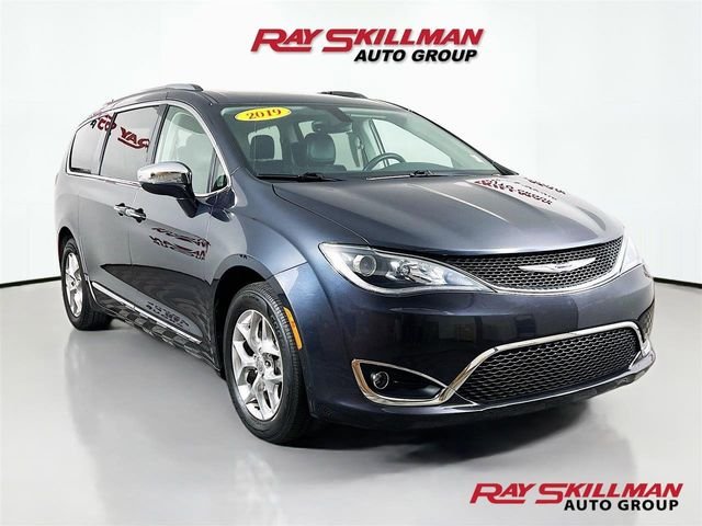 2019 Chrysler Pacifica Limited's photo