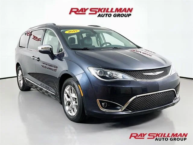 2019 Chrysler Pacifica Limited's photo