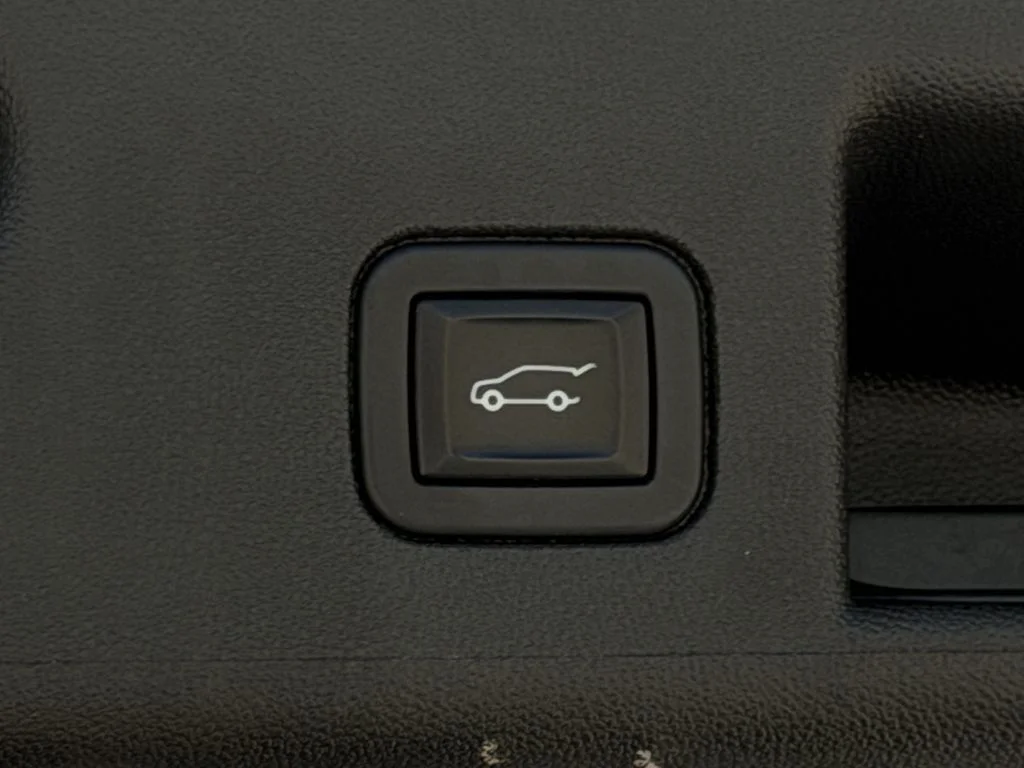 Used 2022 White Chevrolet LT image 27