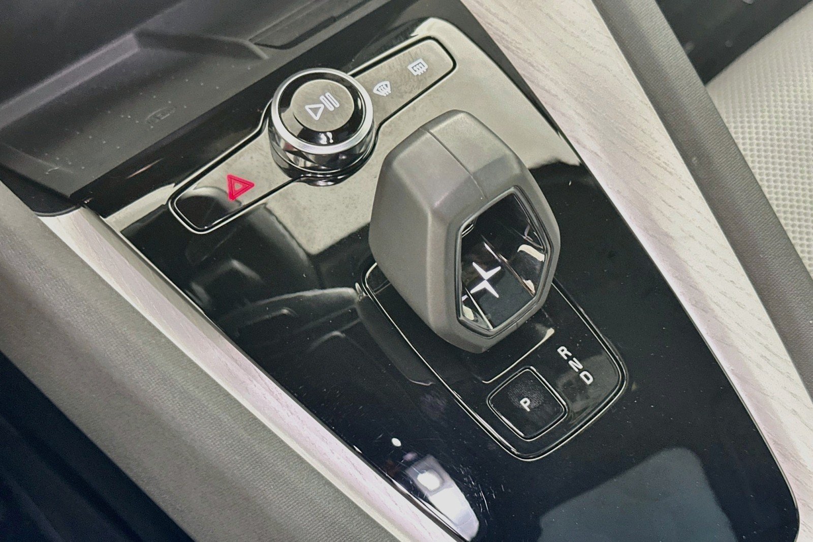 Used 2024 Snow Metallic Polestar Performance Plus image 7