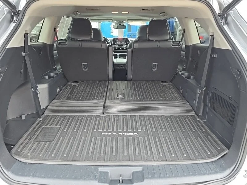 Used 2021 Silver Toyota XLE image 31