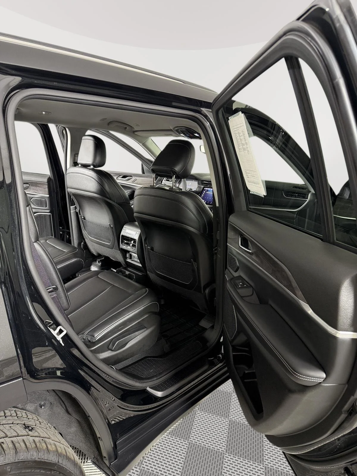 Used 2023 Diamond Black Crystal Pearlcoat Jeep Limited image 15