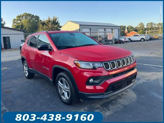 Used 2024  Jeep Latitude image 1