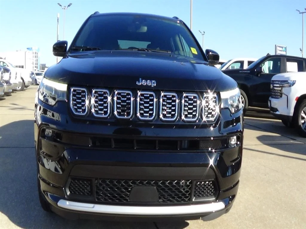 Used 2024 Diamond Black Crystal Pearl Coat (pxj) Jeep Limited image 3