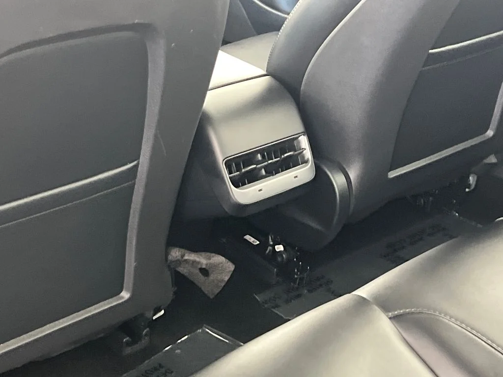 Used 2023  Tesla Base image 34