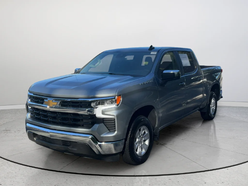 Used 2025 Gray Chevrolet LT image 4