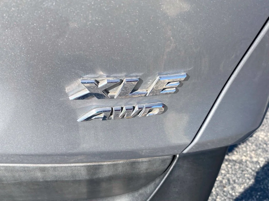 Used 2020 Silver Toyota XLE Premium image 14
