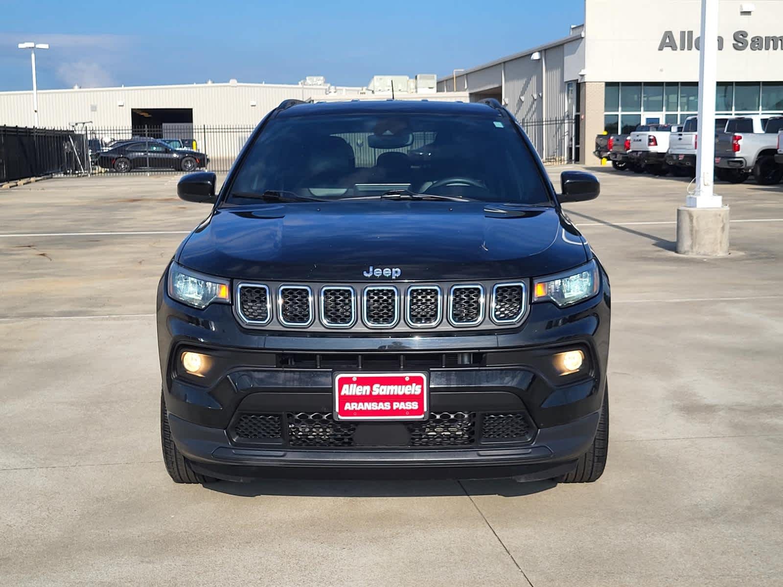 Used 2024 Diamond Black Crystal Pearlcoat Jeep Latitude image 8