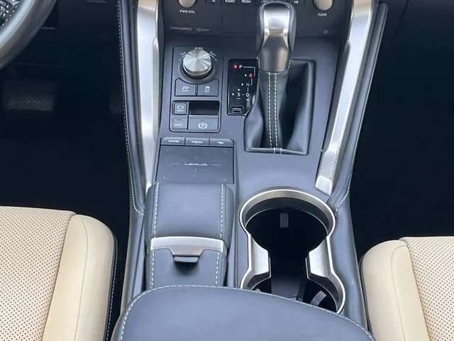 Used 2019 White Lexus 300h image 18