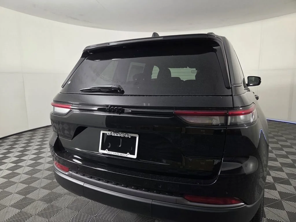 New 2026 Diamond Black Crystal Pearl-Coat Exterior Paint Jeep Limited image 6