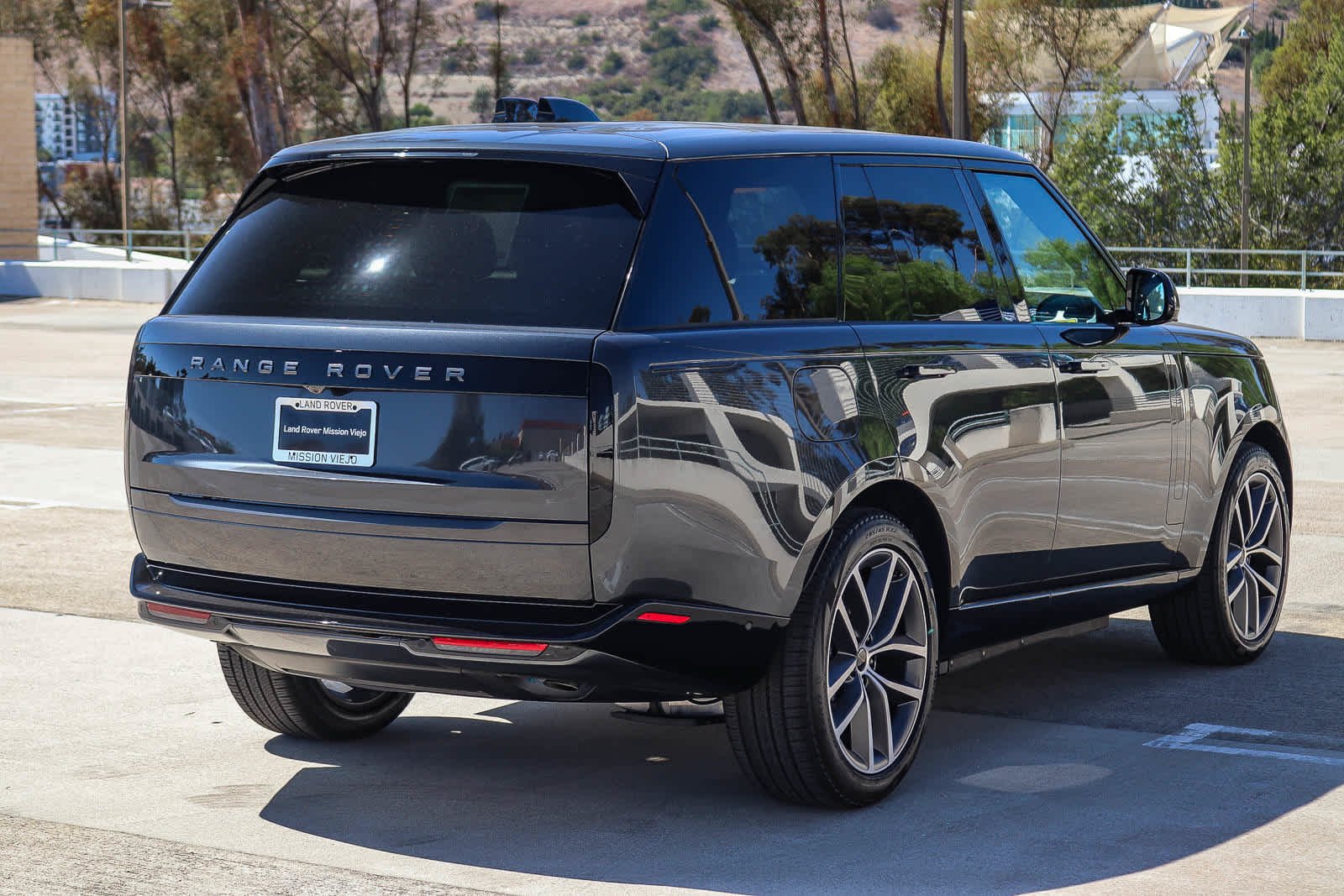 New 2026 Carpathian Grey Land Rover SE image 4