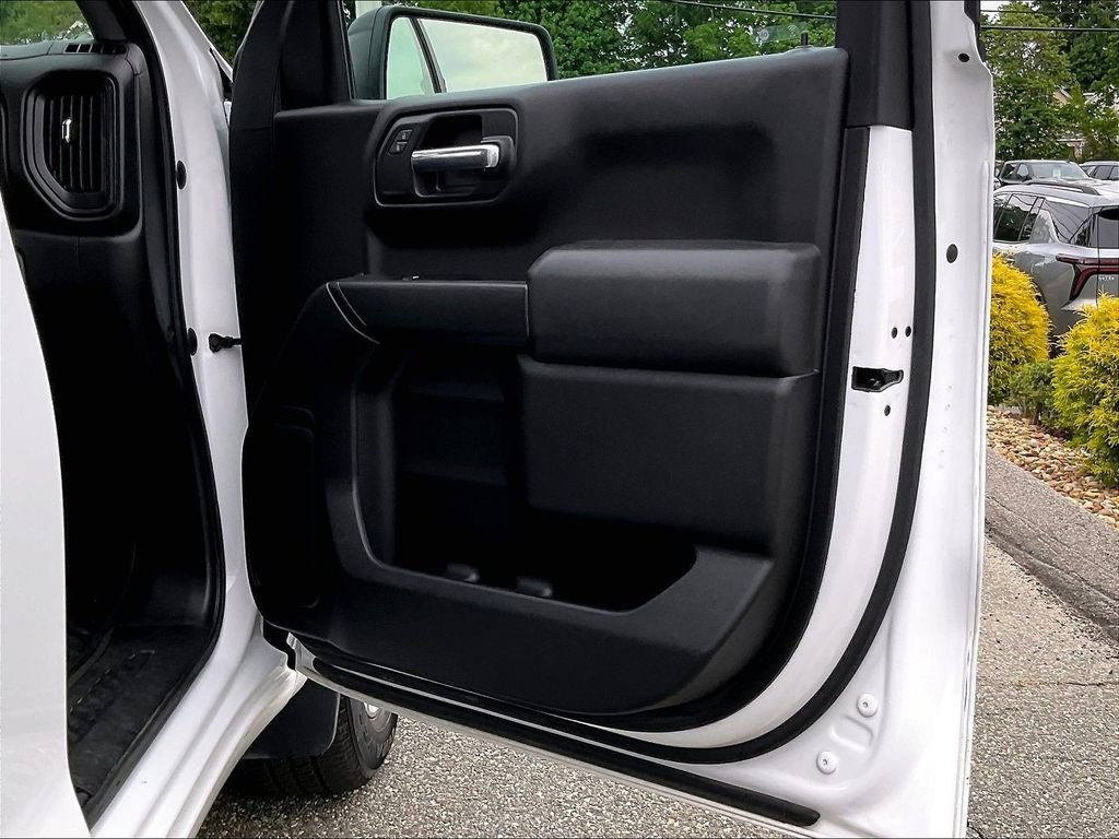 Used 2023 White Chevrolet Custom image 12