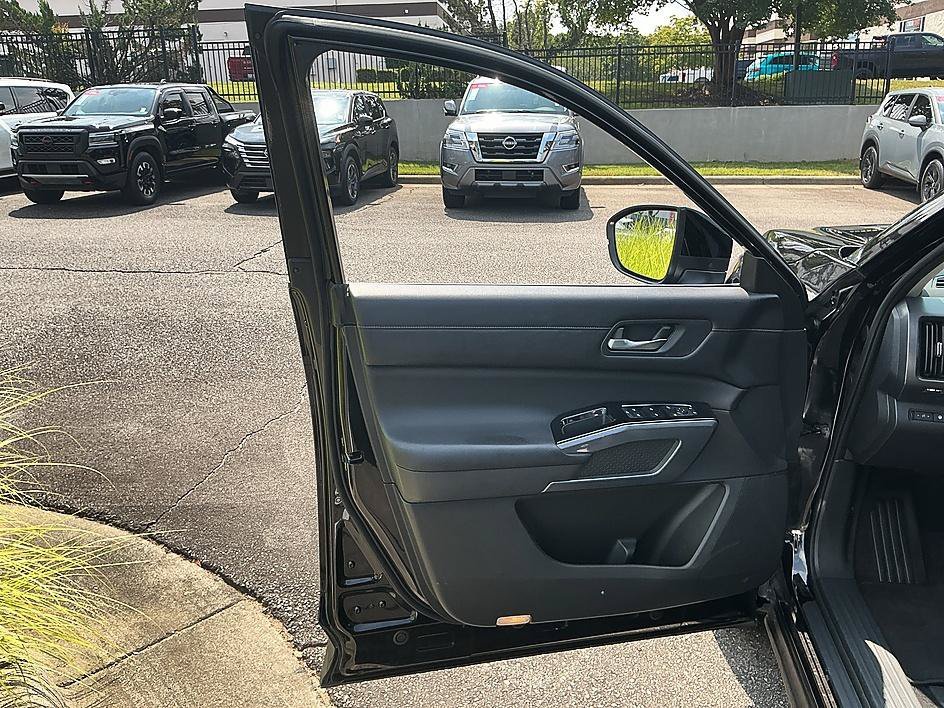 Used 2022 Super Black Nissan SL image 11