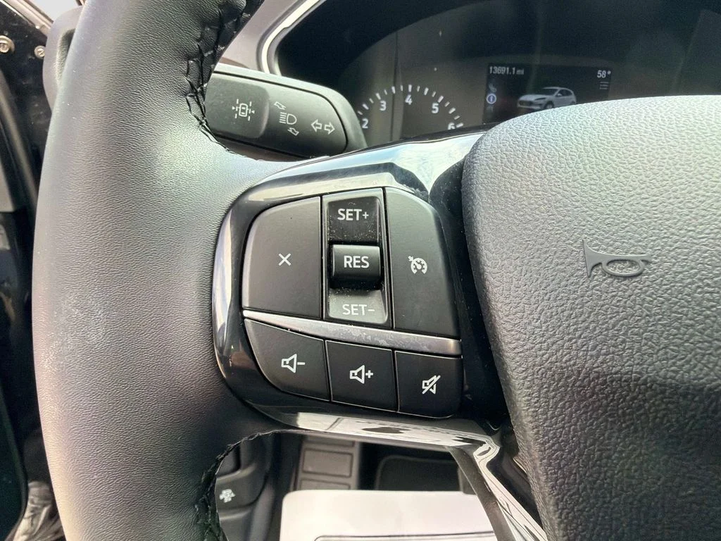 Used 2022 Agate Black Metallic Ford SE image 28