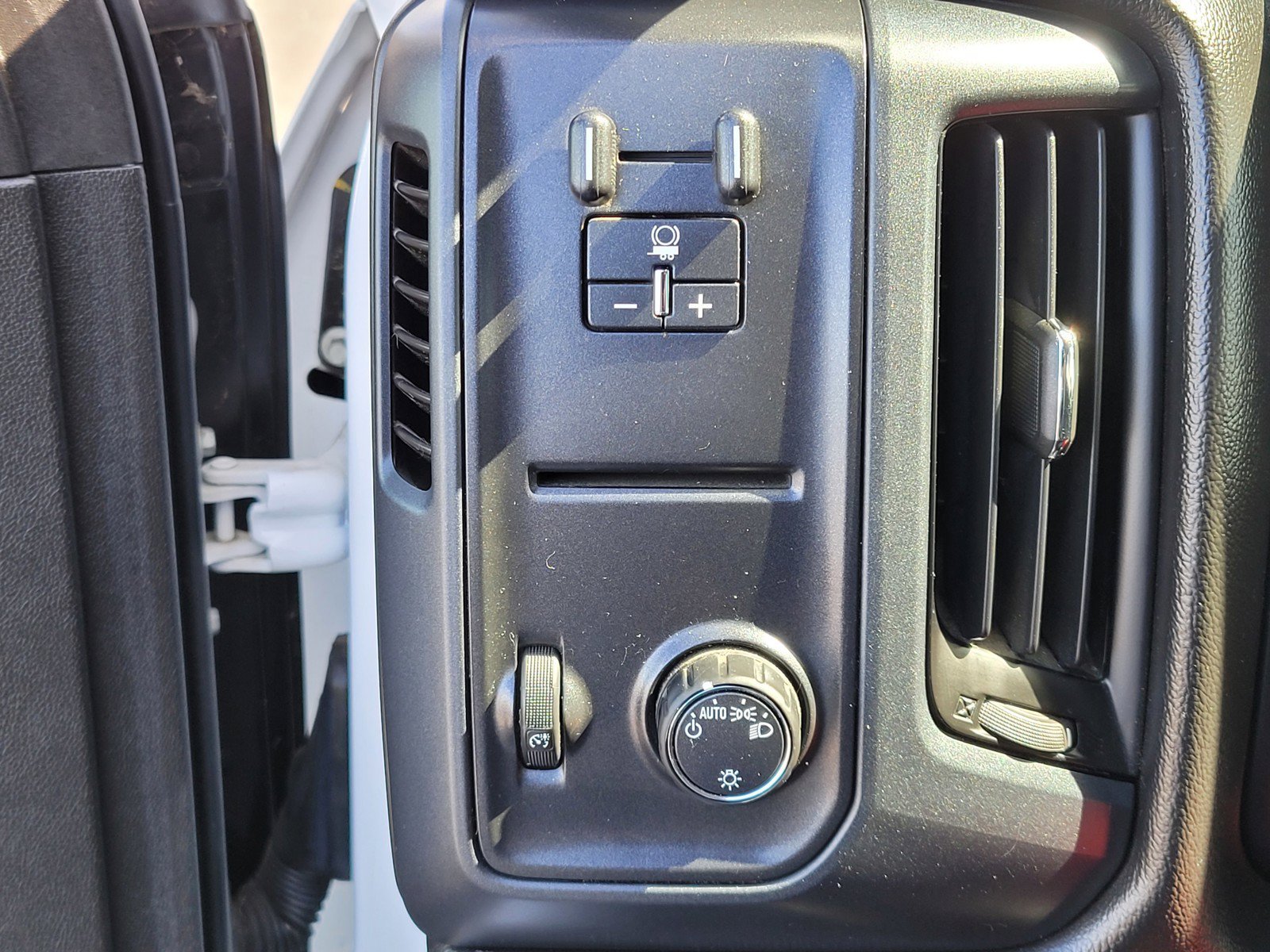 Used 2017 Summit White GMC  image 26