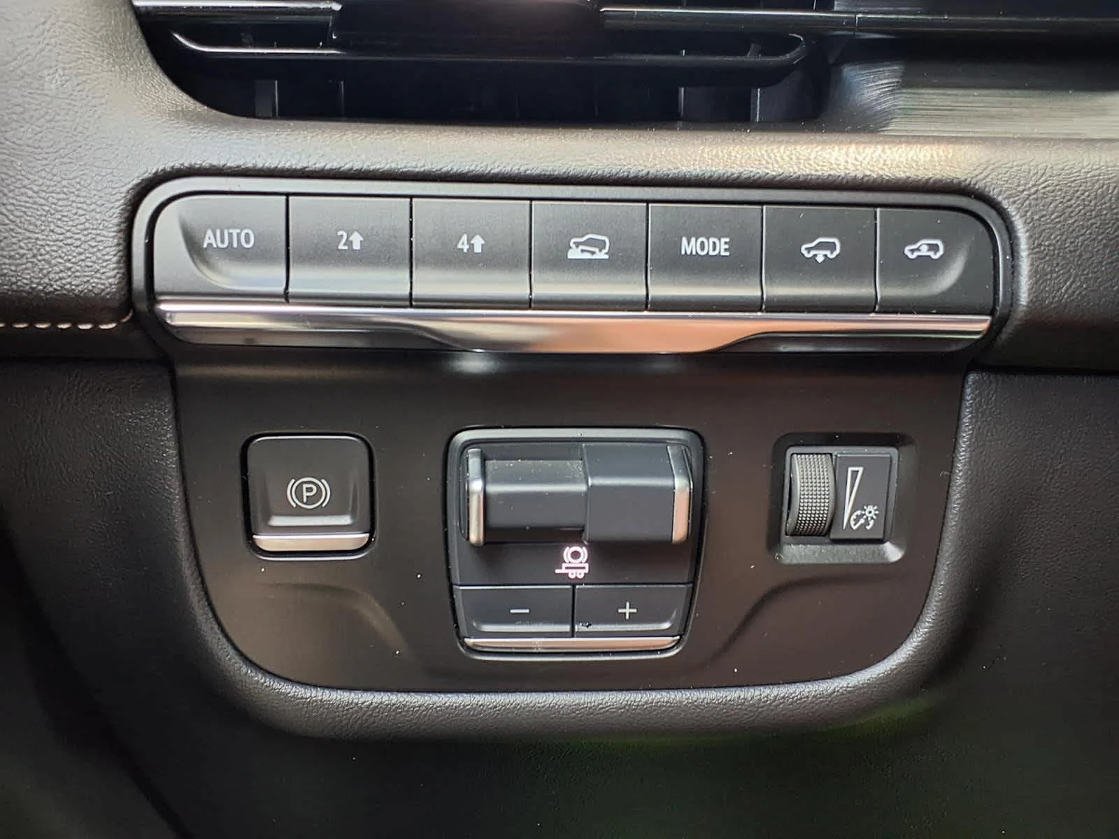 Used 2021 CRYSTAL WHITE TRICOAT Cadillac Sport image 25