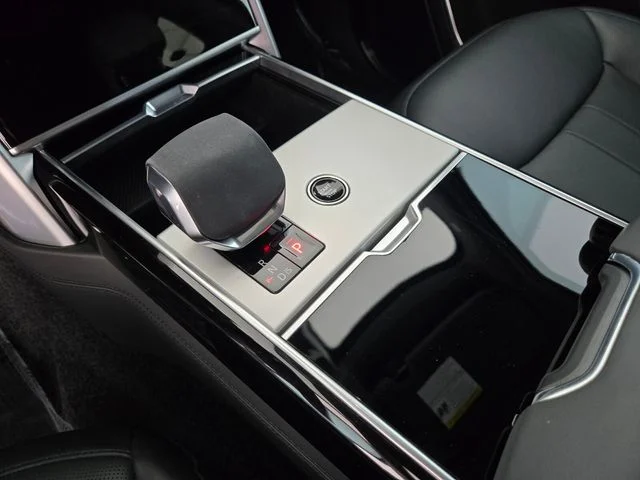 Used 2024  Land Rover SE image 23