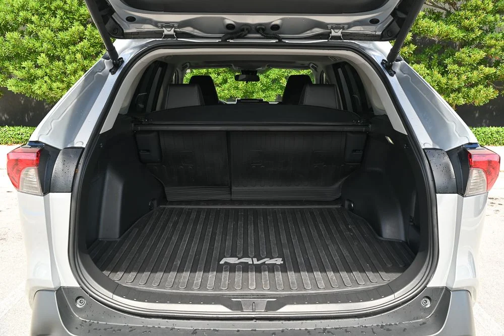 Used 2025 Silver Toyota XLE Premium image 8