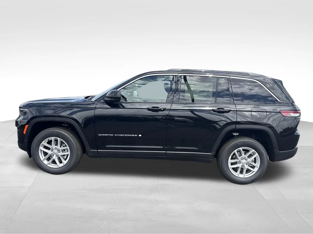 New 2026 Diamond Black Crystal Pearl-Coat Exterior Paint Jeep Laredo X image 8