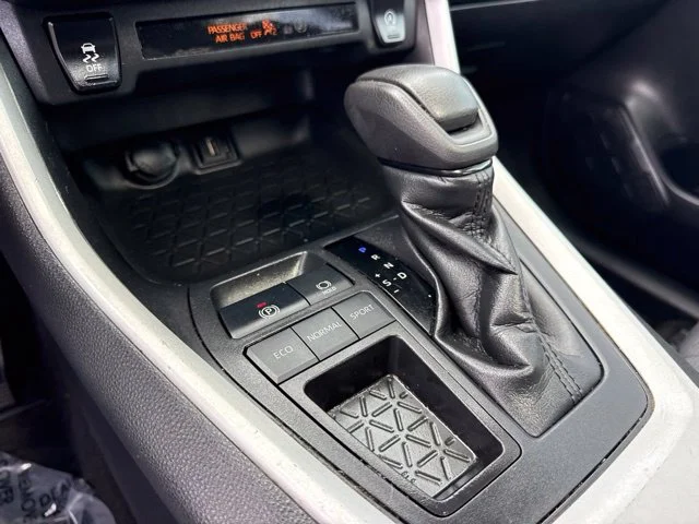 Used 2020 Silver Toyota XLE image 6