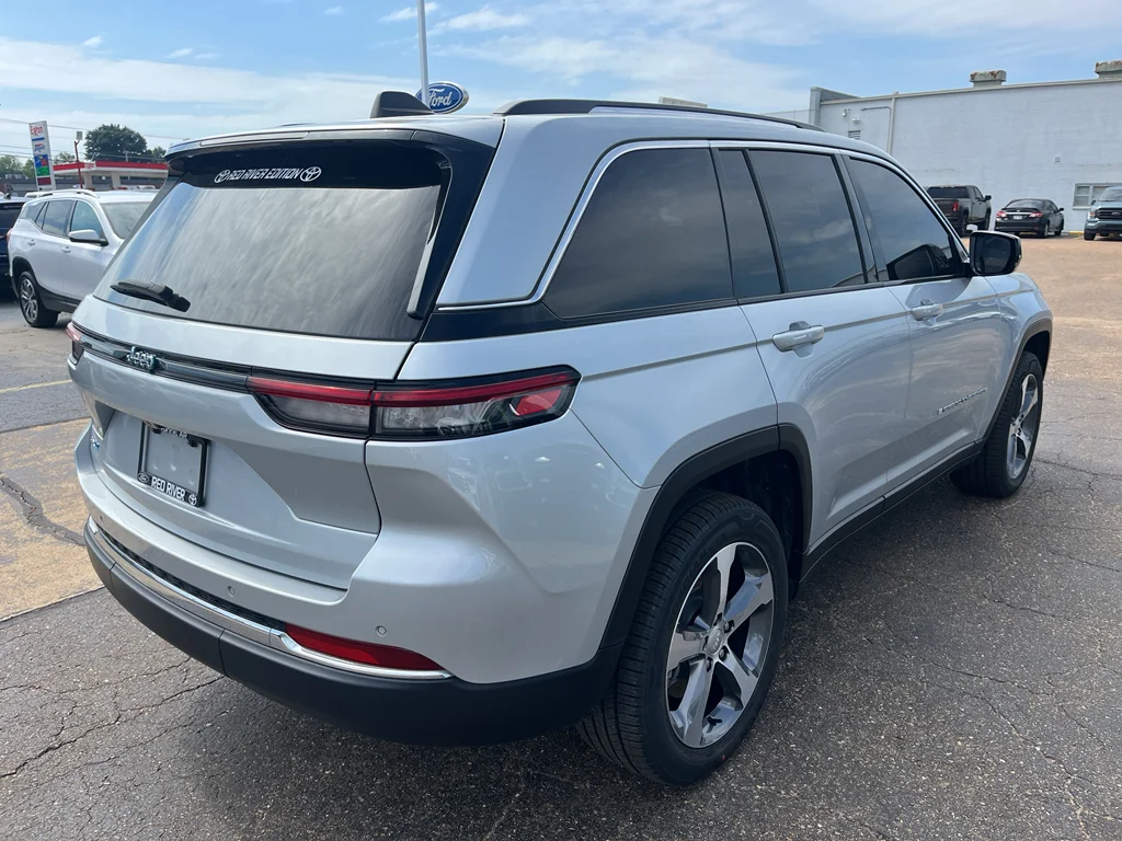 Used 2023 Silver Zynith Jeep 4xe image 5
