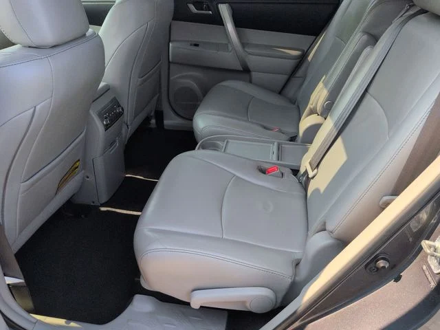 Used 2013 Gray Toyota SE image 28
