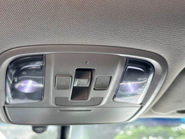 Used 2018 White Kia EX image 20