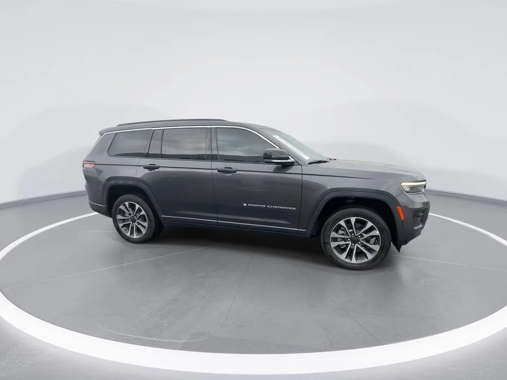 Used 2025 Gray Jeep Overland image 9