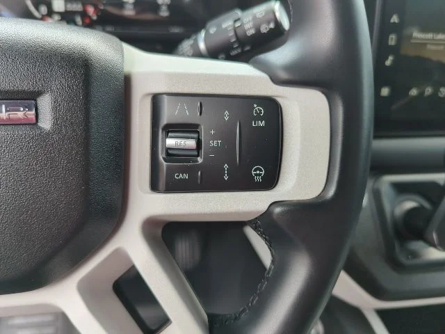 Used 2025 White Land Rover S image 13
