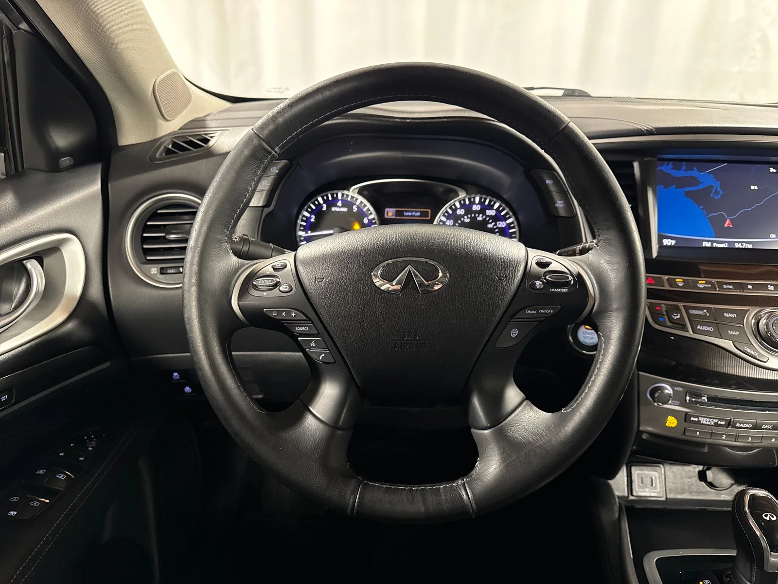 Used 2019 White INFINITI LUXE image 23