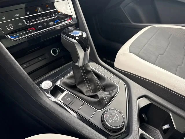 New 2026 Platinum Gray Metallic Volkswagen SE image 28