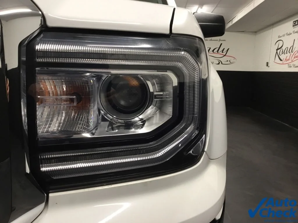 Used 2018 White GMC Base image 21
