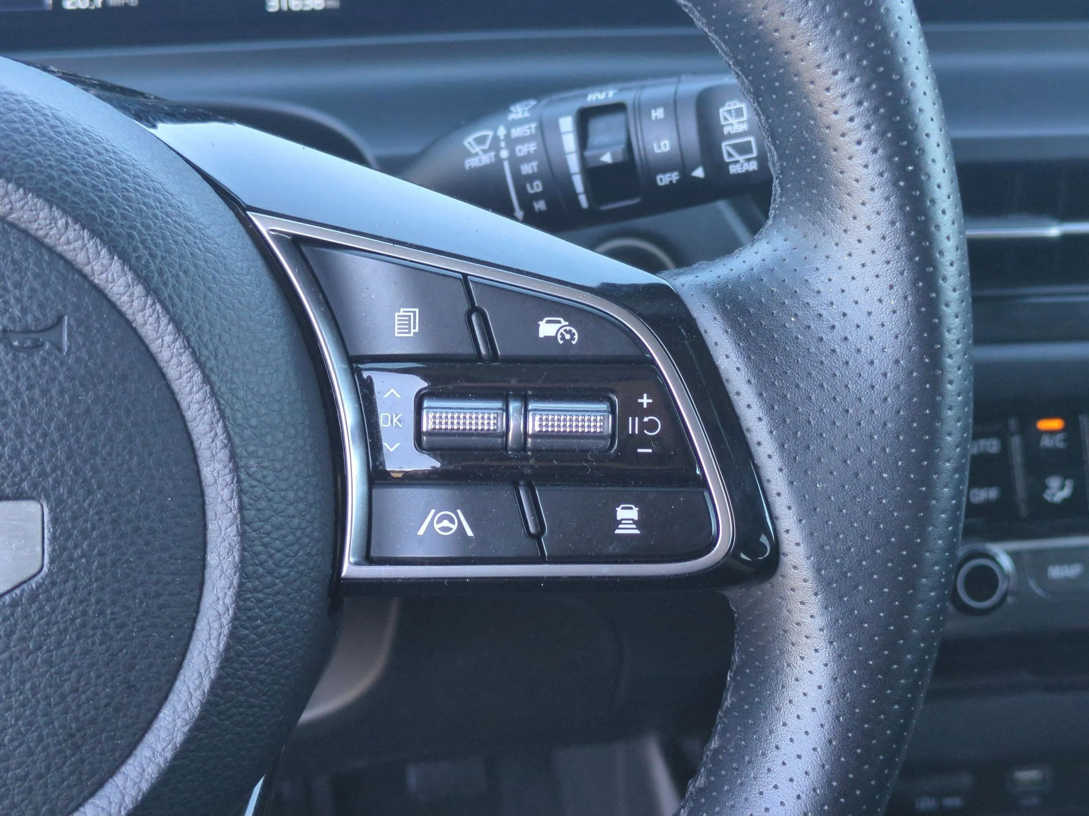 Used 2024 Dark Ocean Blue/White Roof Kia SX image 17